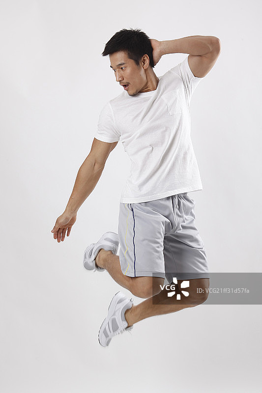 一个穿休闲装跳绳的青年男士图片素材