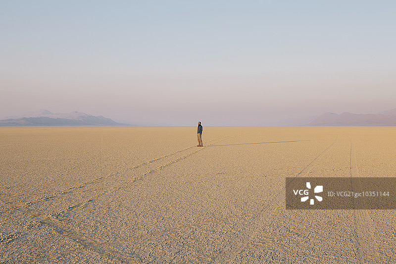 一个人的身影在空旷的沙漠景观黑岩沙漠，内华达州。图片素材