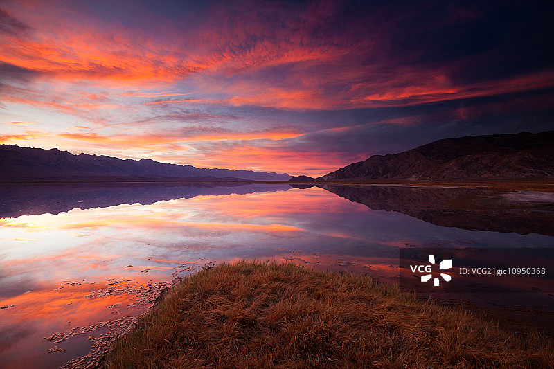 欧文斯湖，加利福尼亚州，美国日落。图片素材