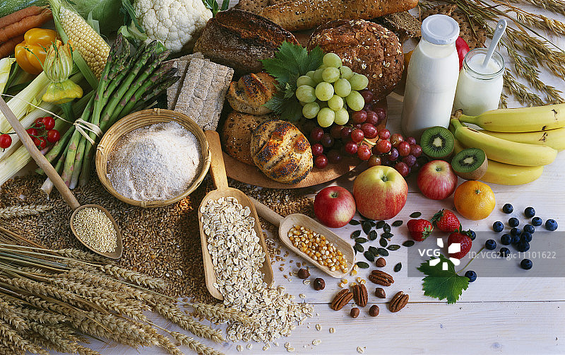 一种由谷物、面包、蔬菜、水果、坚果和牛奶组成的静物生活图片素材