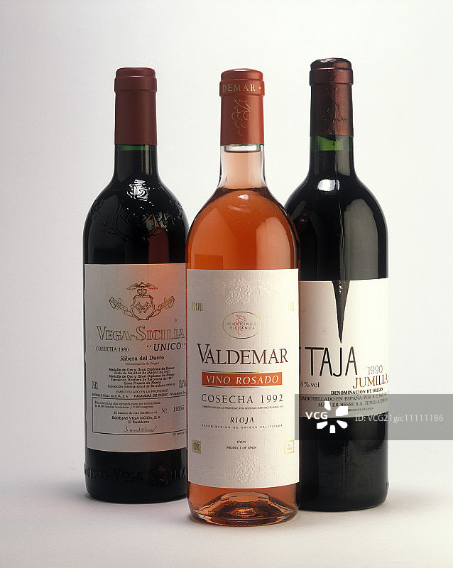 来自西班牙不同地区的红酒和玫瑰图片素材