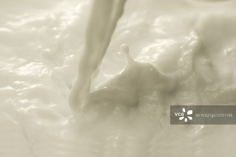 牛奶,倒图片素材