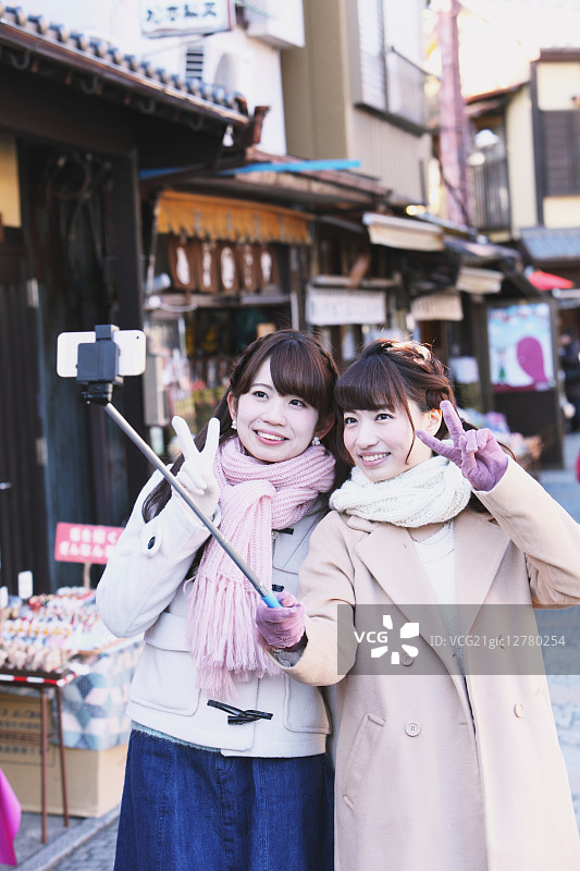 年轻的日本妇女享受旅行在川越，日本图片素材