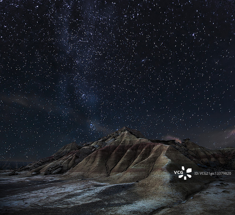 西班牙纳瓦拉的岩石上有银河图片素材