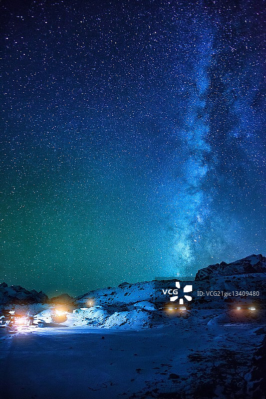 喜马拉雅山上的银河。图片素材