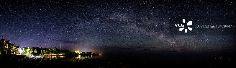 美国明尼苏达州托夫特，星空下的苏必利尔湖图片素材