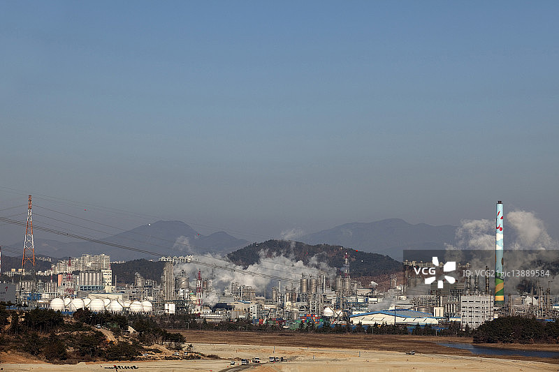 韩国蔚山Indsutrial、烟囱烟雾污染图片素材