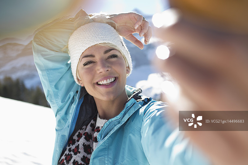 在雪中自拍的快乐女人图片素材