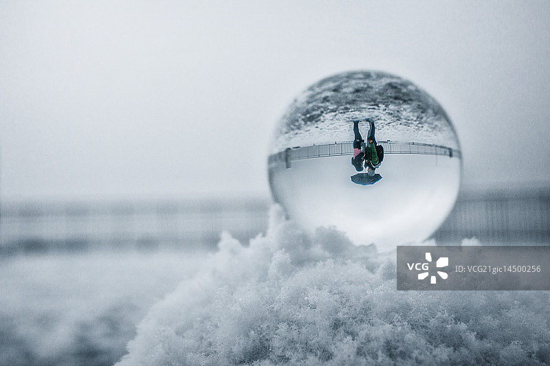 冬日水晶球里的爱恋图片素材