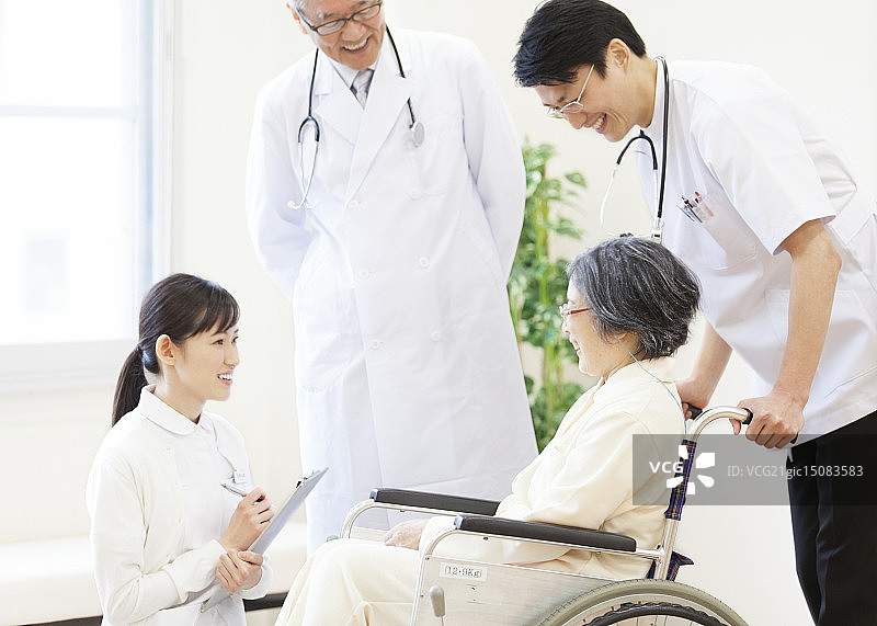 医生，护士和轮椅上的病人图片素材