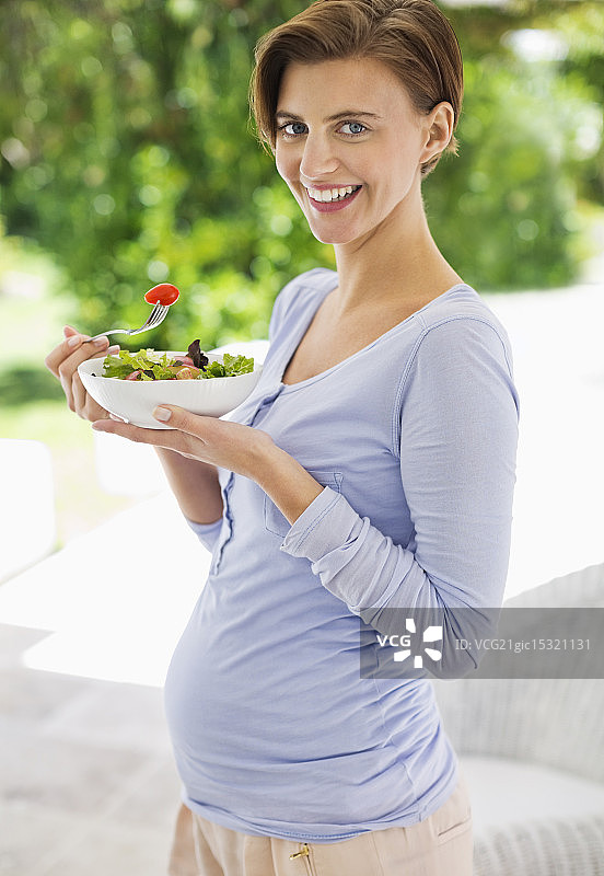 孕妇吃沙拉图片素材