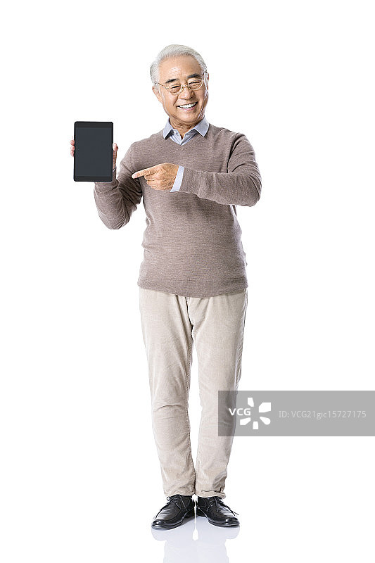 一位老年男人在看平板电脑图片素材