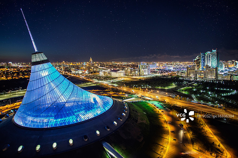 照明汗沙特尔娱乐中心晚上，阿斯塔纳，哈萨克斯坦图片素材
