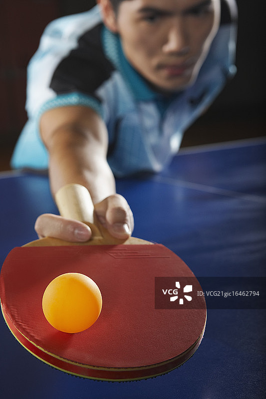 乒乓球运动员伸手去击球图片素材