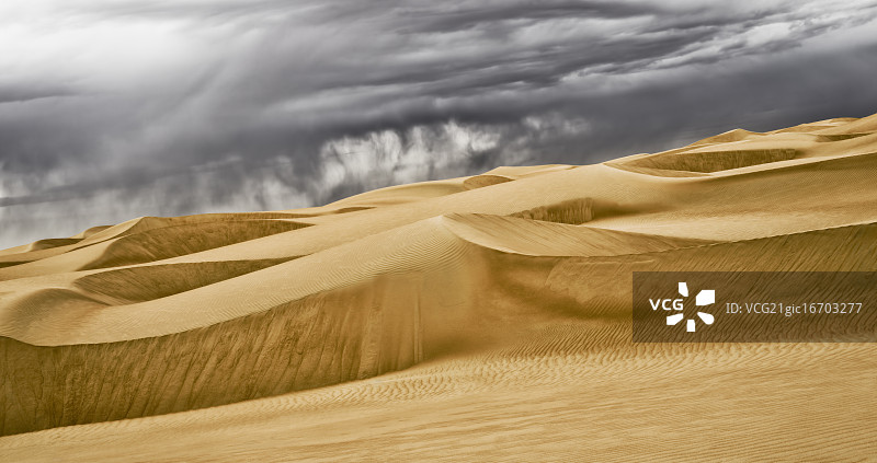 逆光下的迪拜沙漠图片素材