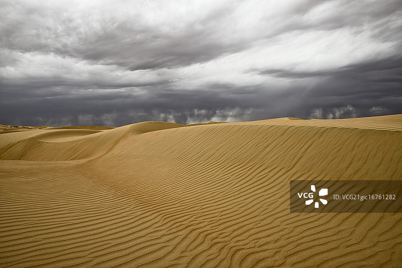 神秘天空下的迪拜沙漠图片素材