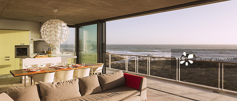 现代客厅和餐厅俯瞰大海图片素材