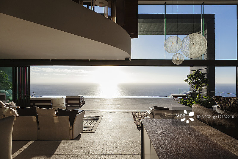 俯瞰大海的现代住宅图片素材