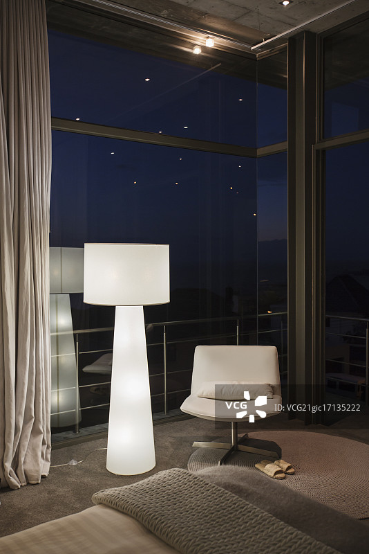 现代卧室角落里的台灯和椅子图片素材