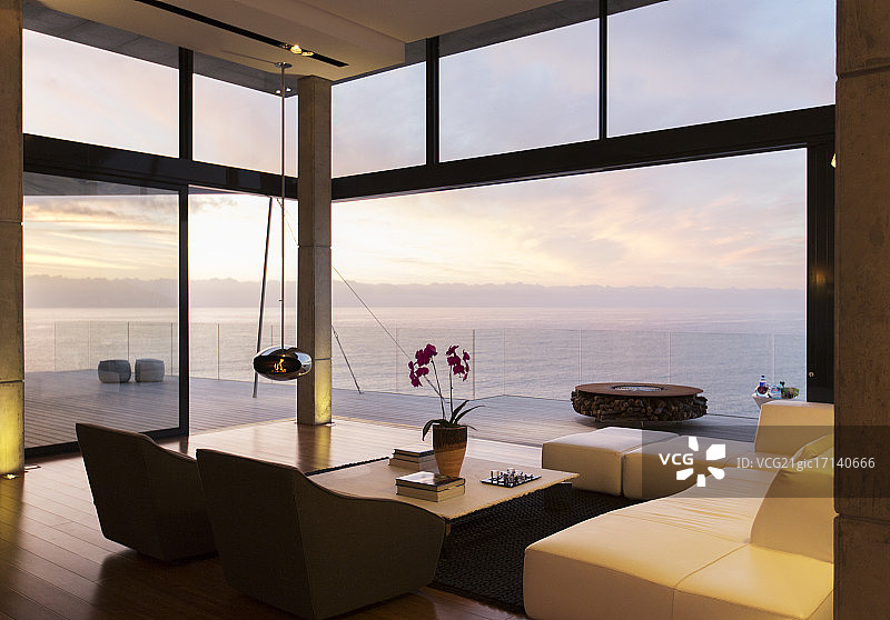 俯瞰大海的现代客厅图片素材