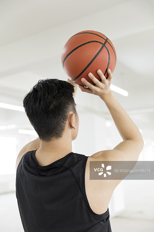 打篮球的青年男人图片素材