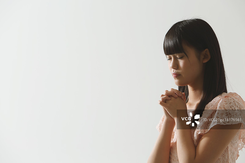 日本年轻女子祈祷图片素材