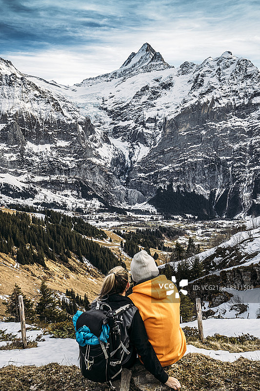 在瑞士格林德沃看雪景的夫妇图片素材