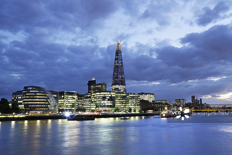 伦敦城市天际线与泰晤士河与欧洲最高建筑碎片大厦图片素材