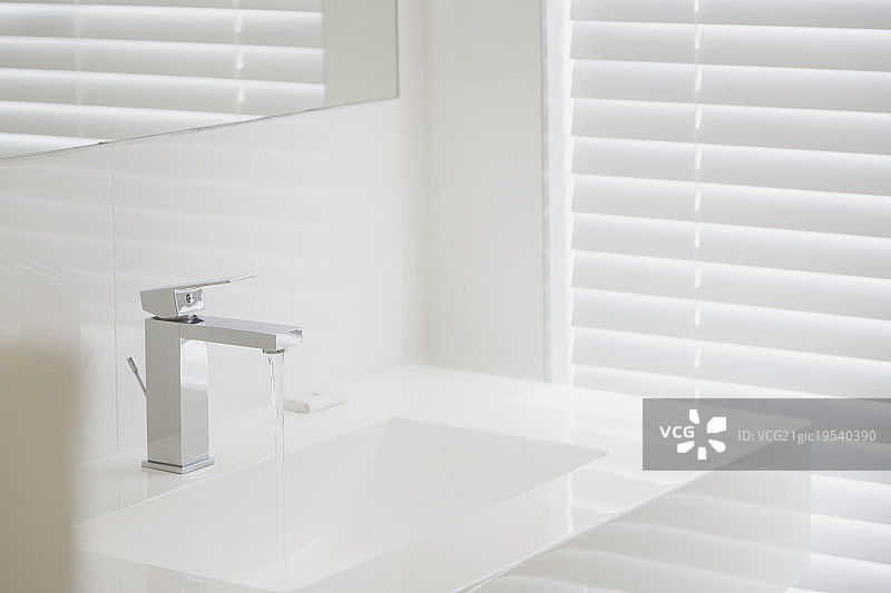 现代白色浴室水槽和水龙头在家庭展示室内图片素材