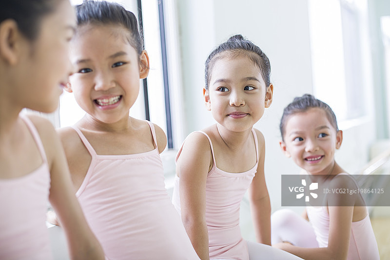 跳芭蕾的小女孩们在舞蹈室休息图片素材