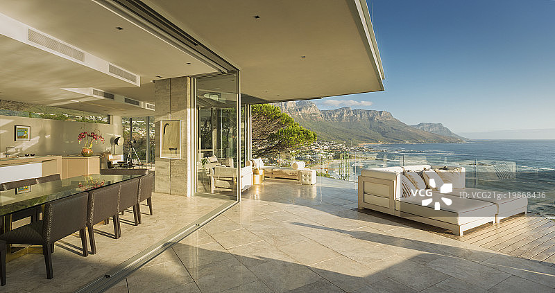 阳光现代豪华住宅展示庭院与海洋和山景图片素材