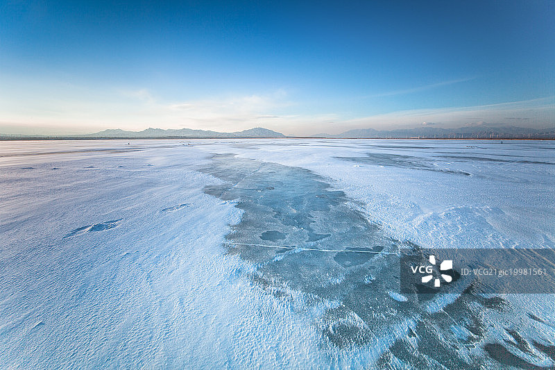 雪后的湖面图片素材