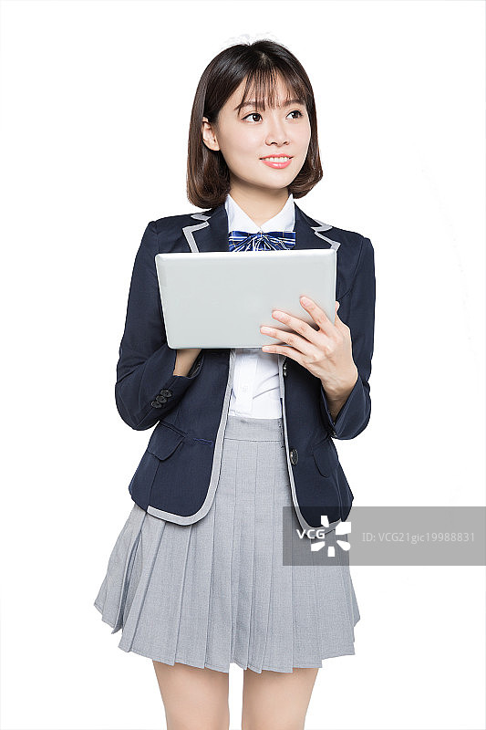 一名高中生拿着平板电脑站在白背景前图片素材