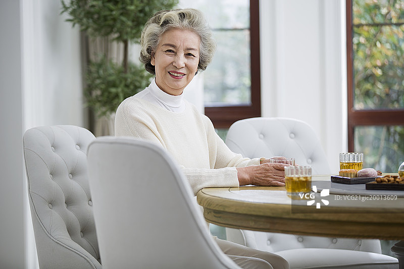 快乐的老年女子喝茶图片素材