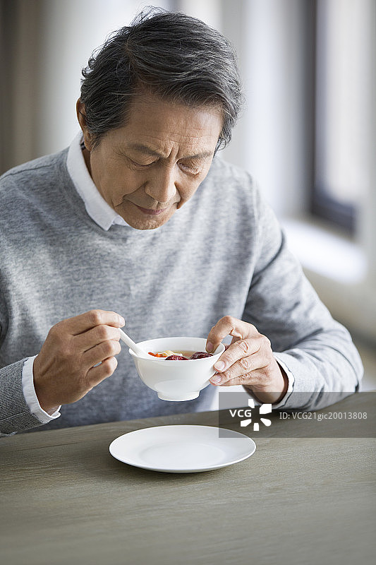 老年男子吃红枣粥图片素材
