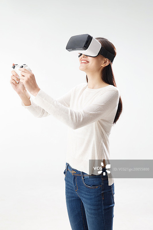 戴着VR眼镜的青年女人图片素材