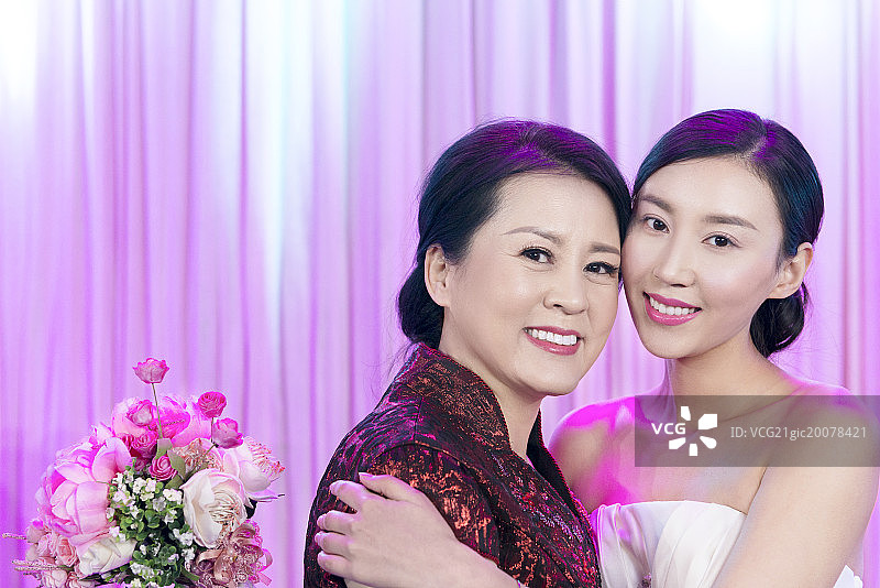 Mother and daughter at wedding图片素材