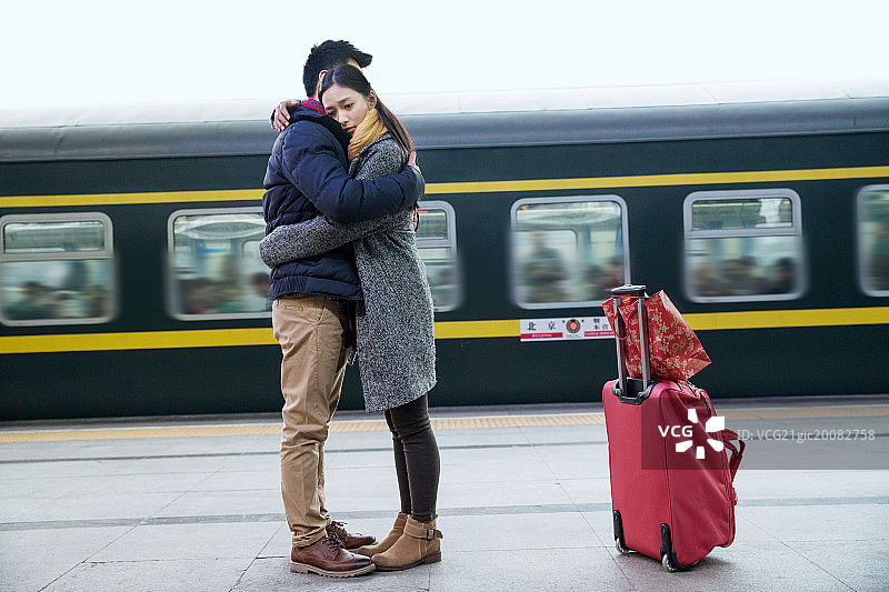 年轻情侣在火车站图片素材