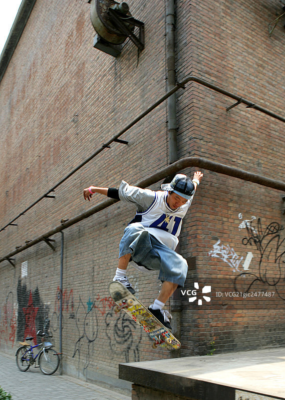 男青年在798艺术区玩滑板图片素材