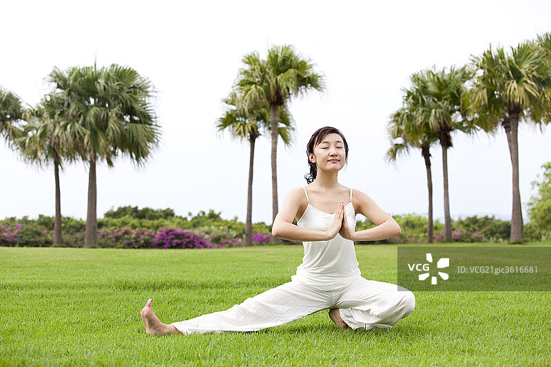 女子草地瑜珈左步图片素材