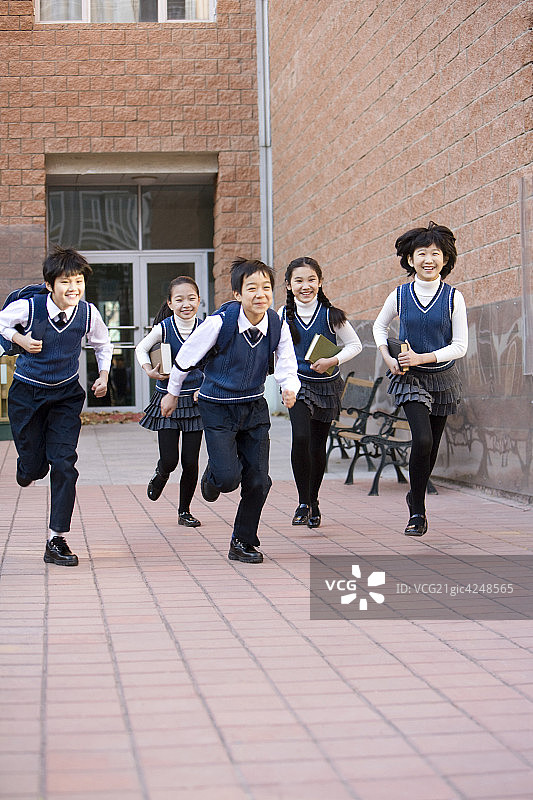 小学生在校园奔跑图片素材