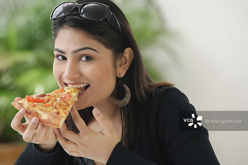 正在吃披萨的女人图片素材