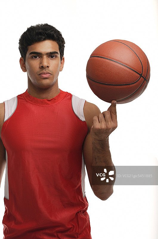 年轻人拿着篮球看着镜头图片素材