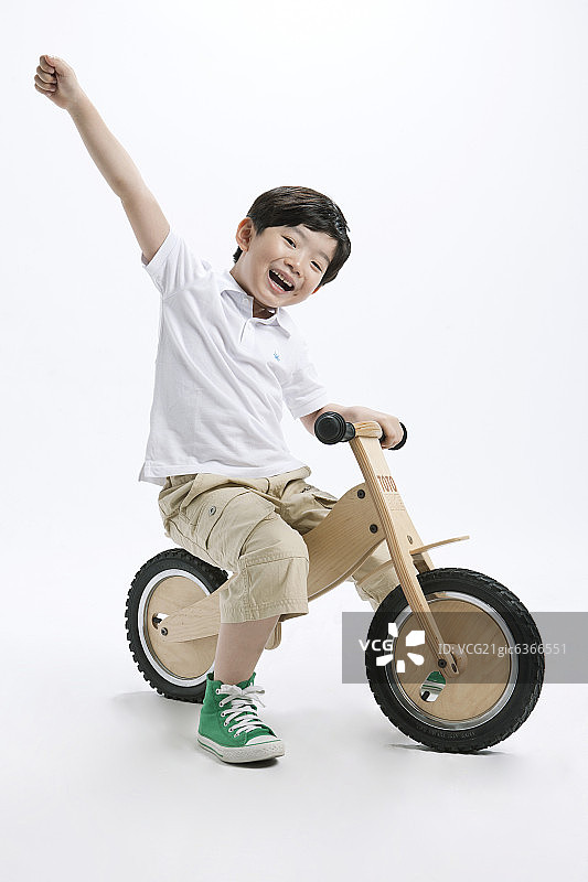 骑自行车的小男孩图片素材