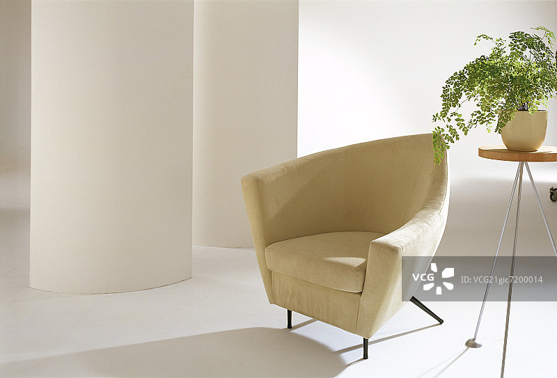 现代米色扶手椅和盆栽植物图片素材