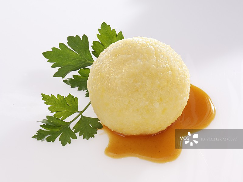 加肉汁和欧芹的土豆饺子图片素材