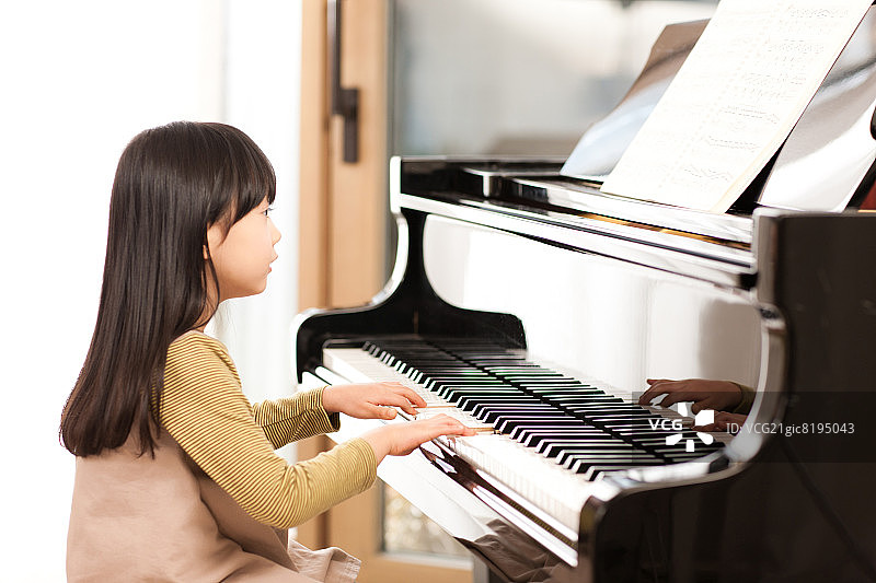 一个女孩在弹钢琴图片素材