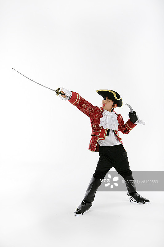 男孩(12-13岁)穿着钩船长服装，手里握着剑图片素材