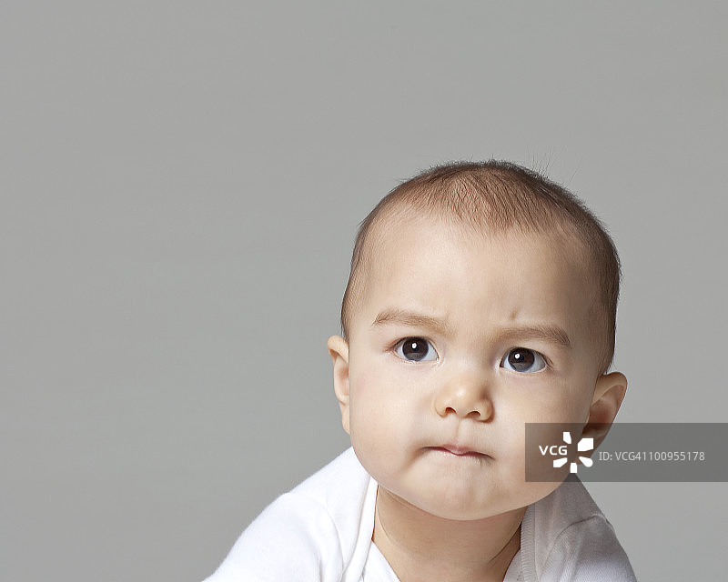 男婴(6-9个月)咬下唇图片素材