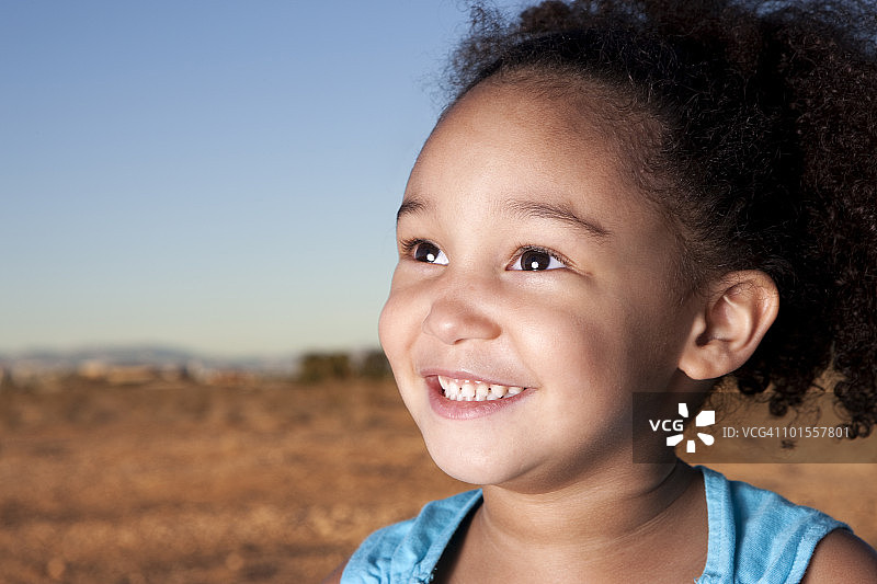 小女孩在内华达沙漠微笑图片素材